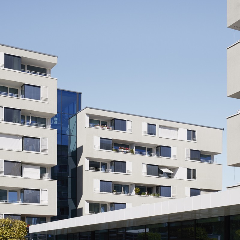 Außenansicht der obersten Etagen mehrerer moderner Gebäude mit weißer Fassade